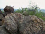 Hudlická skála - vrcholová část skalního hřbetu - instalované průhledy na významné body v okolí