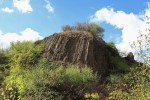 Blšanský chlum - sloupcová odlučnost bazaltu - pohled ze severozápadu, přívodní dráha magmatu do bývalého vulkánu