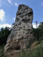 Podlešínská skalní jehla - celková výška skalního útvaru - 8 m, na věži je vidět působení erozivních sil - římsy, dutiny, voštiny