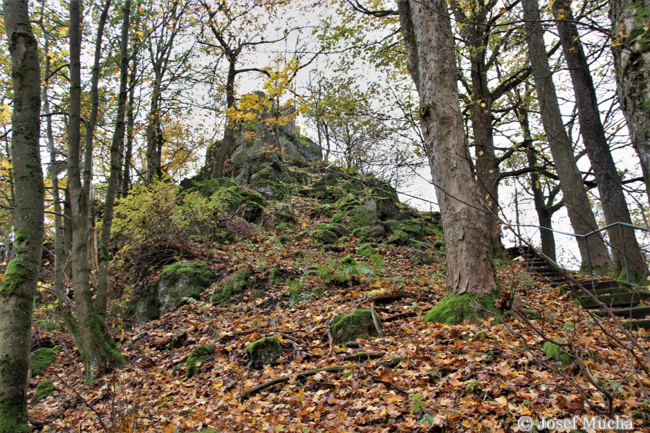 Podhorní vrch a maar Rájov - celkový pohled na Velkou Podhoru, původní schodiště staré více než 100 let po kterém chodili i lázeňští hosté z Mariánských Lázní