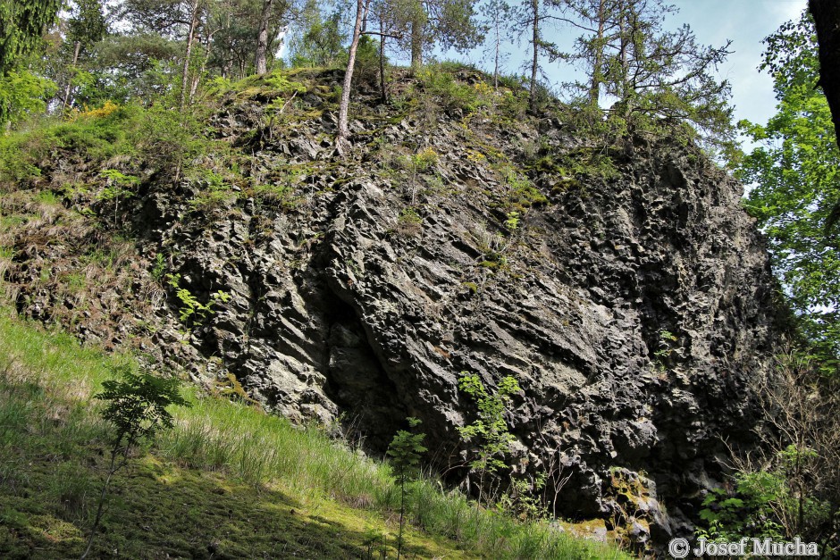 Rotavské varhany - západní stěna Skalky - láva vyplnila skalní rozsedlinu (nesouvisí z vulkanismem varhan) 