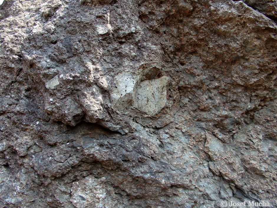Otmíčská hora - xenolity (uprostřed) - lávová skla