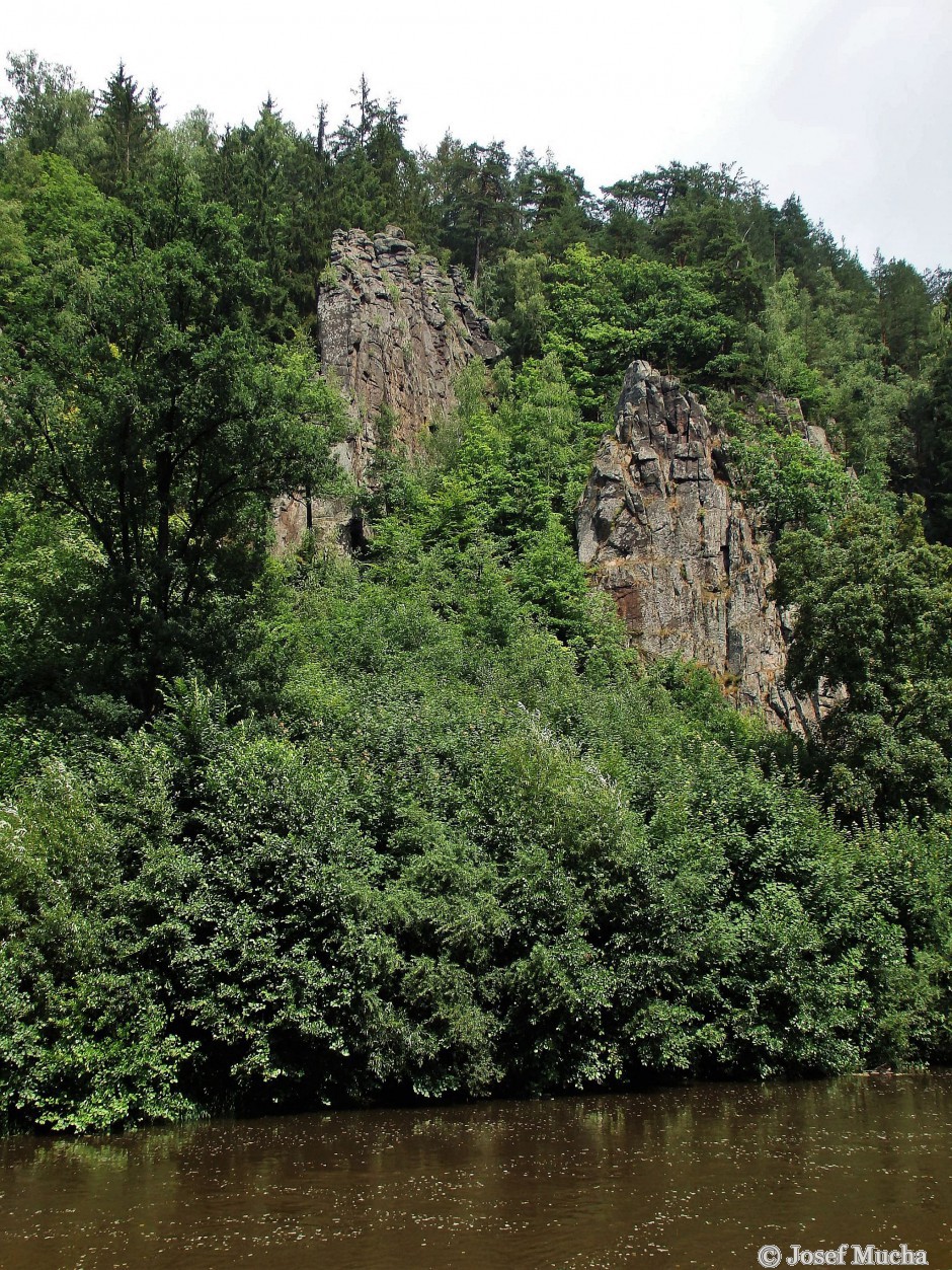 Svatošské skály u Doubí - skalní věž - řeka Ohře byla v době glaciálů podstatně vodnatější