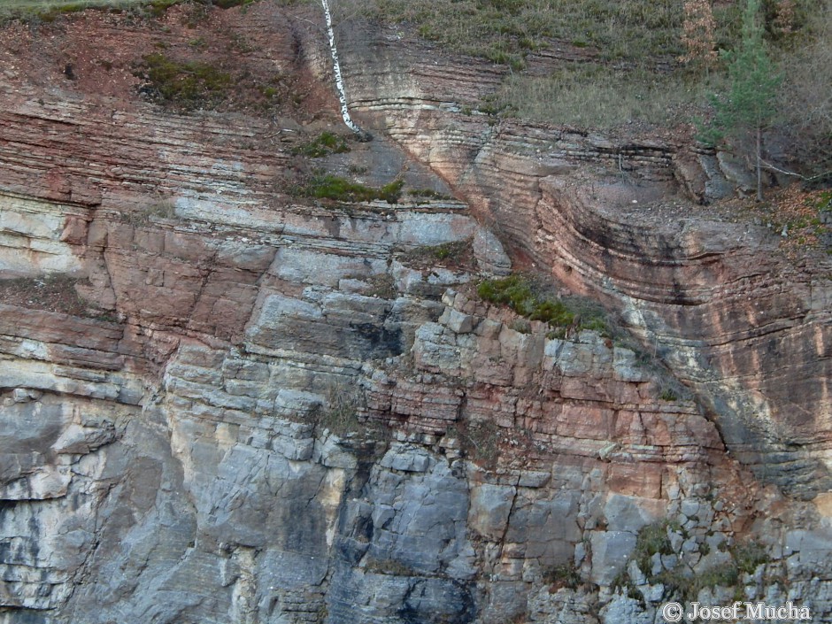 Velká Amerika - vrstvy jsou ukloněny do kolmého směru a na mnoha místech porušeny příčnými tektonickými zlomy