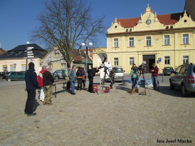 Částečné zatmění Slunce 20.3.2015 - náměstí Spálené Poříčí 