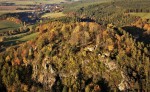 Nečtiny hrad - pohled na vulkanický vrch se zříceninou hradu Preitenstein z výšky - foto Václav Sidorjak, www.pohledyznebe.cz