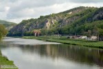 Lom Na Chlumu - celkový pohled na údolí Berounky u Srbska, v pozadí lom Na Chlumu, horniny nejvyššího siluru a spodního devonu, foto Jan Moravec, 2004