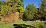 Polštářové lávy u obce Vísky - celkový pohled na malý opuštěný lom na úpatí silicitové skály s již rozpadlým hradem Homberk