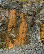 Lom Mítov - tektonická porucha ve stěně lomu, voda vytékající z pukliny obsahuje rozpuštěné oxidy železa a vytváří rezavé povlaky