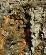 Lom Mítov - ve stěně se nacházejí i polštářové lávy z doby, kdy láva vytékala na dno moře a rychle chladla - detail bochníkovitých útvarů