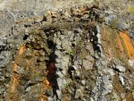 Lom Mítov - ve stěně se nacházejí i polštářové lávy z doby, kdy láva vytékala na dno moře a rychle chladla
