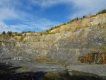 Lom Mítov - pohled z lomu na jednotlivá těžební patra, okrová barva v horním patře značí počínající zvětávací proces horniny 