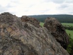 Hudlická skála - vrcholová část značně tektonicky porušeného skalního masivu