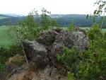 Hudlická skála - vrcholová část značně tektonicky porušeného skalního masivu