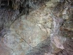 Kozlí hora - Hudlice - diabasová polštářová láva s mandičkovou strukturou ve stěně odkryvu - detail