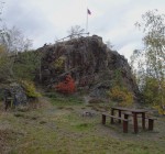 Břasy - vrch Křemenáč - vrcholová část skalního hřbetu s vyhlídkou - celkový pohled