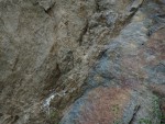 Lom Hvízdalka u Domažlic - žíla aplitu - detail - vpravo dvojslídný svor, vlevo hornina aplit 