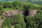 Veliš - vulkán a hrad u Jičína - odkryté stěny navršeného vulkanického tufu, kompaktní bazanit byl odtěžen