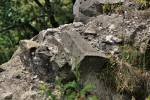 Veliš - vulkán a hrad u Jičína - malé zbytky zdí z královského hradu - bazanit s bublinkami po plynech, možná někde měl bazanit sloupcovou odlučnost - ukázka již odtěženého bazanitu