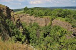 Veliš - vulkán a hrad u Jičína - odkryté stěny navršeného vulkanického tufu, kompaktní bazanit byl odtěžen - hloubka průrvy přes 30 metrů