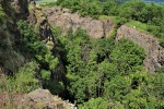 Veliš - vulkán a hrad u Jičína - odkryté stěny navršeného vulkanického tufu, kompaktní bazanit byl odtěžen - hloubka průrvy přes 30 metrů