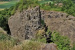 Veliš - vulkán a hrad u Jičína - odkryté stěny navršeného vulkanického tufu, kompaktní bazanit byl odtěžen - hloubka průrvy přes 30 metrů