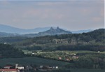 Veliš - vulkán a hrad u Jičína - pohled na další vulkán Českého ráje - hrad Trosky