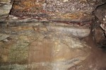 Hrádek - lomy Nad Planinou - bazální slepenec v horní části obr., dole bělavě zbarvená těžená arkóza - jsou vidět vrypy nástrojů po těžbě