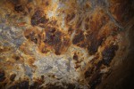 Chrustenická šachta - ukázka železné rudy v chodbách, ruda postupně oxiduje a "rezaví"