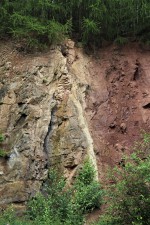 Malé Svatoňovice - bunkr - rozhraní červenohnědých permských a šedých křídových sedimentů - detail