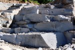 Lom Nebílovský Borek - při těžbě se provádějí lokání odstřely jednotlivých bloků horniny