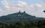 Trosky - pohled na Trosky z vyhlídky hruboskalského skalního města  