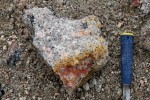 Horní Blatná - pískovna - zvětrávající granit, druhotné minerály
