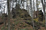 Polštářové lávy a hrad Homberk u obce Vísky - silicitová (buližníková) skála na které stával již zcela rozpadlý hrad Homberk