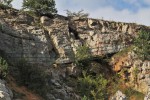 Houbův lom - Koněprusy - stávající vchod do jeskyní s neptunickou žílou (rozsedlina ve skalní stěně) 