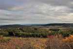 Zbraslavský vrch - pohled z vrcholu na stolovou Chlumská hora (vlevo) a Doubravický vrch - Kozelka, zachovalý lávový proud Zbraslavského vrchu (vpravo)