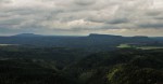 Pravčická brána - výhled na stolovou horu Děčínský Sněžník - cca 16,5 km a stolové hory v Německu cca 9 km