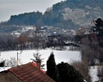 Linhorka - český granát (pyrop) - pohled na pahorek Linhorky z obce Leská v zimě - bez vegetace