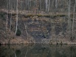 Lom Ejpovice - ordovické vrstvy na okraji jezera