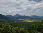 Hrádek Oltářík - pohled na České středohoří