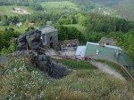Tolštejn u Jiřetína pod Jedlovou - pohled z vyhlídky na hrad a restauraci