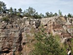 Červený lom u Koněprus - pohled na těžební stěnu - patrné červenohnědošedé zbarvení vápenců