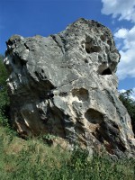 Podlešínská skalní jehla - v dolní části je patrné hnědorezavé zbarvení oxidy železa