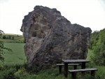 Podlešínská skalní jehla - materiálem skalní věže je karbonský arkózový pískovec a slepenec