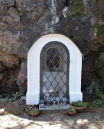 Čertovo břemeno - skalní hřbet ze silicitu  - kaplička je zasvěcena Panně Marii - uvnitř obrázek