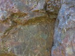Čertovo břemeno - skalní hřbet ze silicitu  - silicit vedle kapličky má zajímavé hnědavé až medové zbarvení
