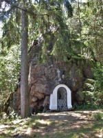 Čertovo břemeno - skalní hřbet ze silicitu - na jihozápadním okraji hřbetu je postavena pod silicitovou skálou malá kaplička 