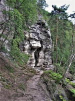Malá Pravčická brána - skalní útvary v okolí brány, je na nich vidět proces selektivního zvětrávání různě pevných vrstev pískovců, vznik rozsedlin a tunelů