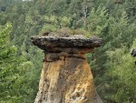 Mšenské pokličky - pevná poklička inkrustovaná sloučeninami železa a rozpadající se pískovec s vápnitým tmelem