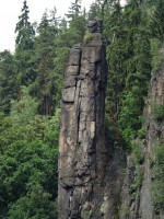 Svatošské skály u Doubí - granity karlovarského plutonu - skalní věž
